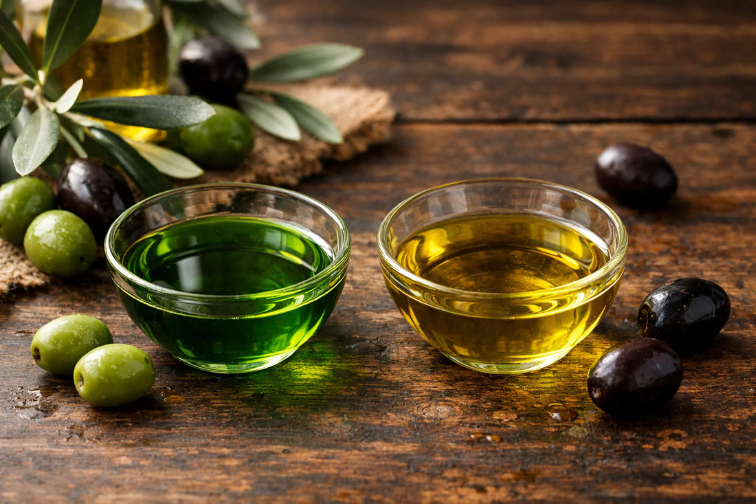 Etruna Intense vs Regular olijfolie — twee schaaltjes met diepgroene en goudgroene olijfolie op een rustieke tafel.