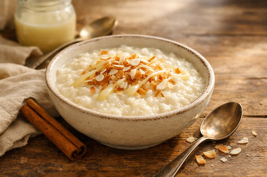 Tapioca pudding recept — a creamy bowl of tapioca pudding topped with toasted coconut and condensed milk.
