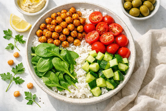 Vegan rijst bowls — a colorful Mediterranean bowl with chickpeas, tomatoes, and spinach.