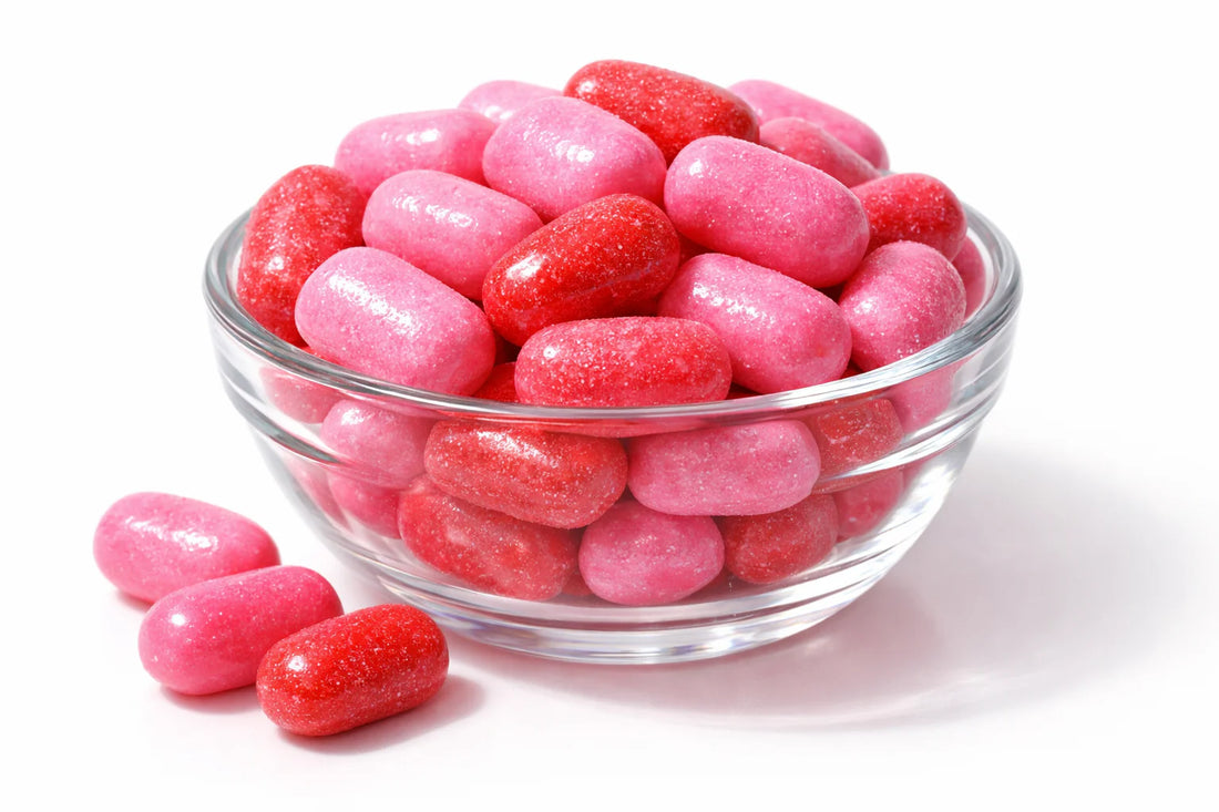 Dr. Candy Bubblegum Ingrediënten — een close-up van kleurrijke kauwgomballen in een glazen kom.