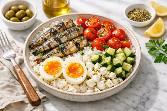 Proteïne rijst bowls — a healthy Mediterranean bowl with sardines, egg, and fresh vegetables.