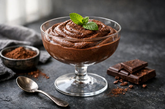 Low-sugar chocolade mousse — een romig, donker dessert in een glazen kopje, gegarneerd met een muntblaadje.