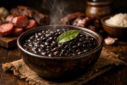 Feijão Preto — een donkere keramische kom met gekookte Braziliaanse zwarte bonen, klaar voor feijoada.
