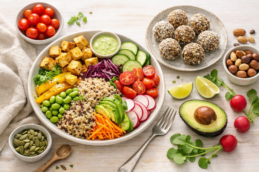Gezond eten — a colorful flat lay of a vegan Buddha bowl and sugar-free energy balls on a bright surface.