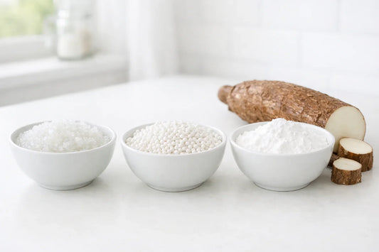 Wat is Tapioca — Three white bowls showing the different types of tapioca: hydrated, granulated, and starch, with a cassava root.