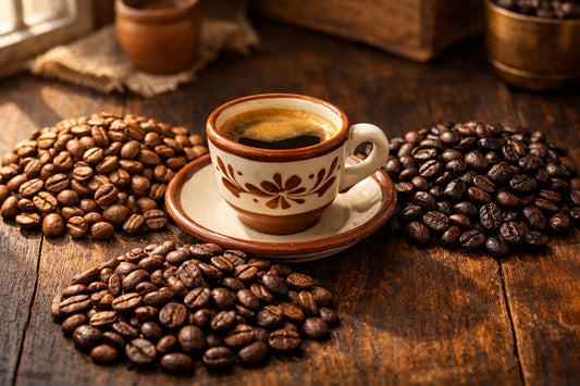 Portugese koffie — drie soorten koffiebonen op een rustieke tafel met een kopje espresso.