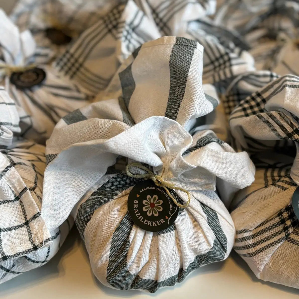 BraziLekker Pão de Queijo - 25 units of authentic Brazilian cheese bread, golden brown and freshly baked, gluten-free artisanal quality - Desapega.nl