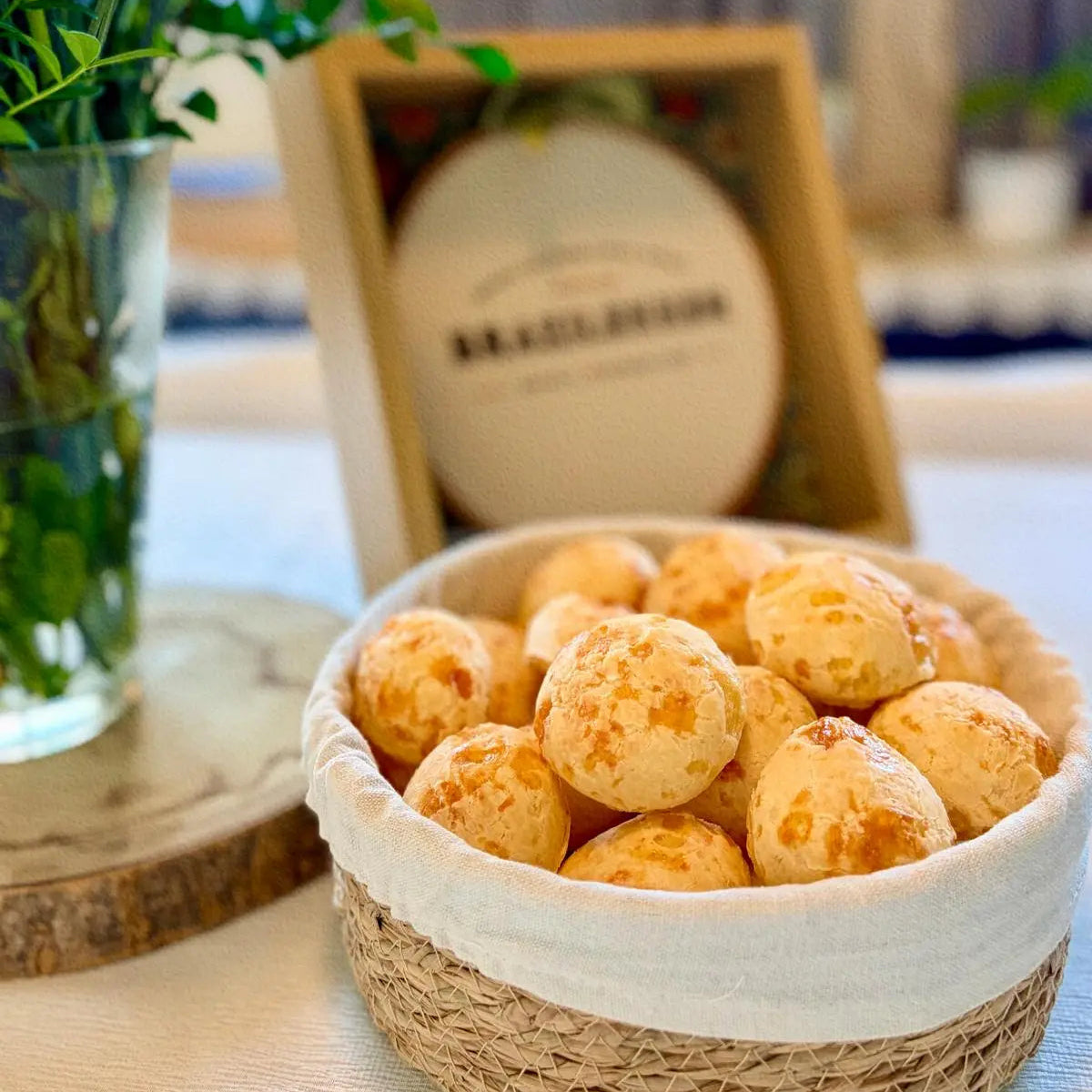 BraziLekker Pão de Queijo - 25 units of authentic Brazilian cheese bread, golden brown and freshly baked, gluten-free artisanal quality - Desapega.nl