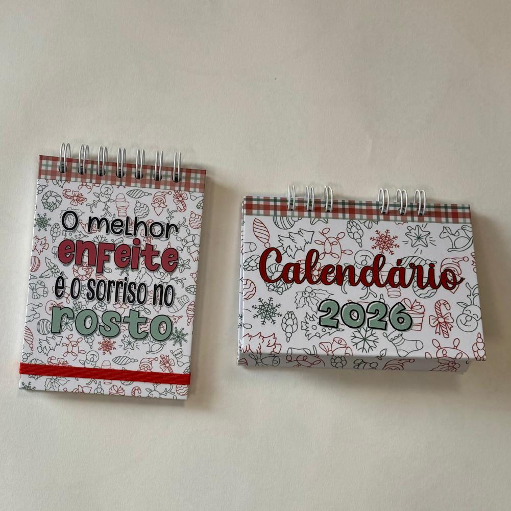 Conjunto Calendário 2026 e Caderno de Bolso com capa branca decorada com doodles natalinos e citação em Português - Desapega.nl