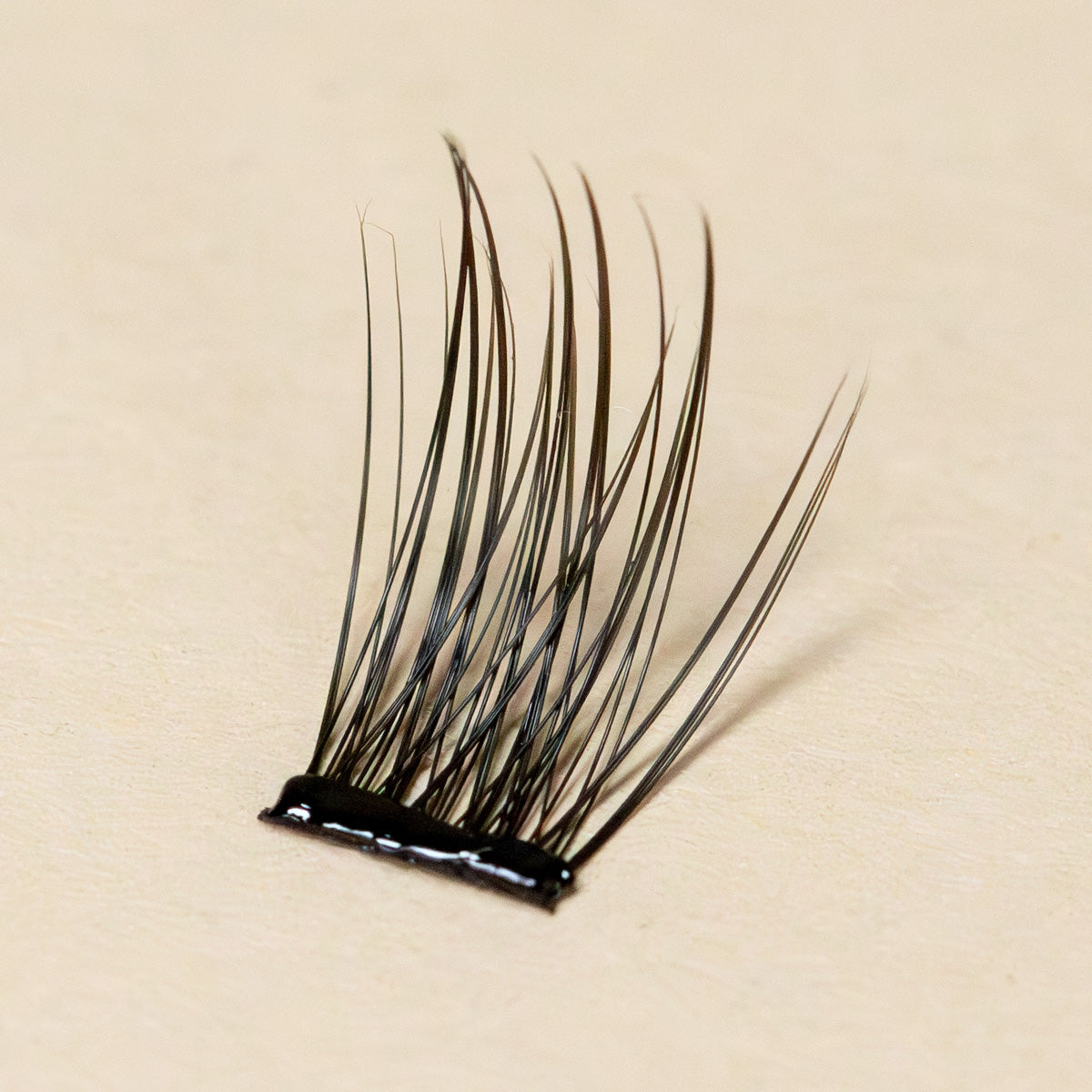 Pre-Glued Light Volume - Press-On Lashes