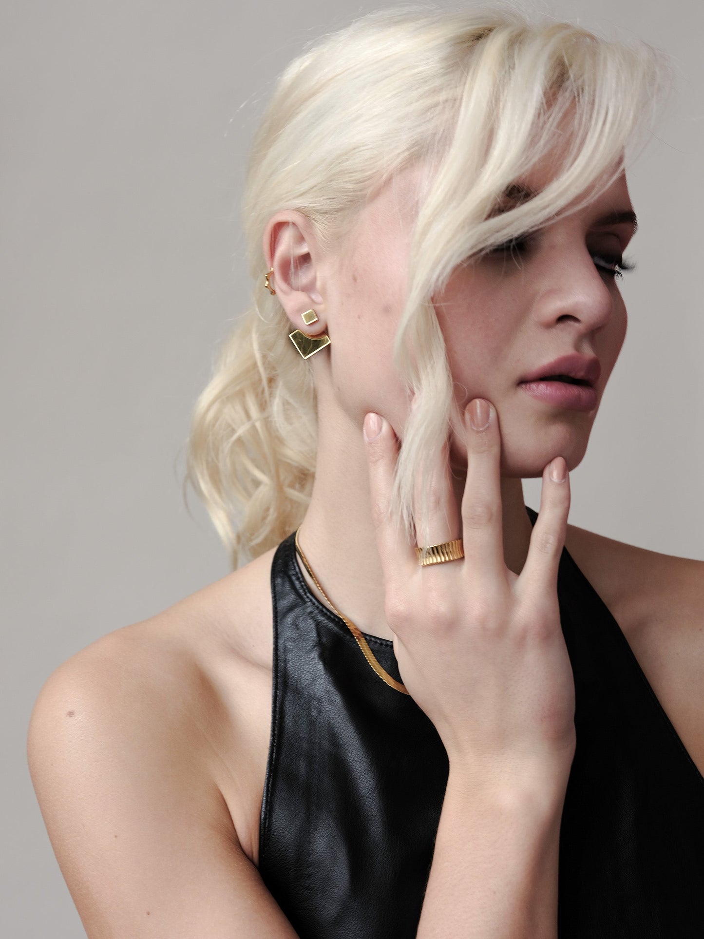 Rhomb Earrings, Divé's Signature Revolve Closure, designed by Rebeca Sá