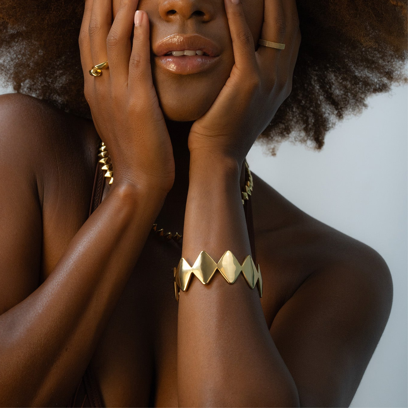 Edgy Gold Bracelet designed by Rebeca Sá