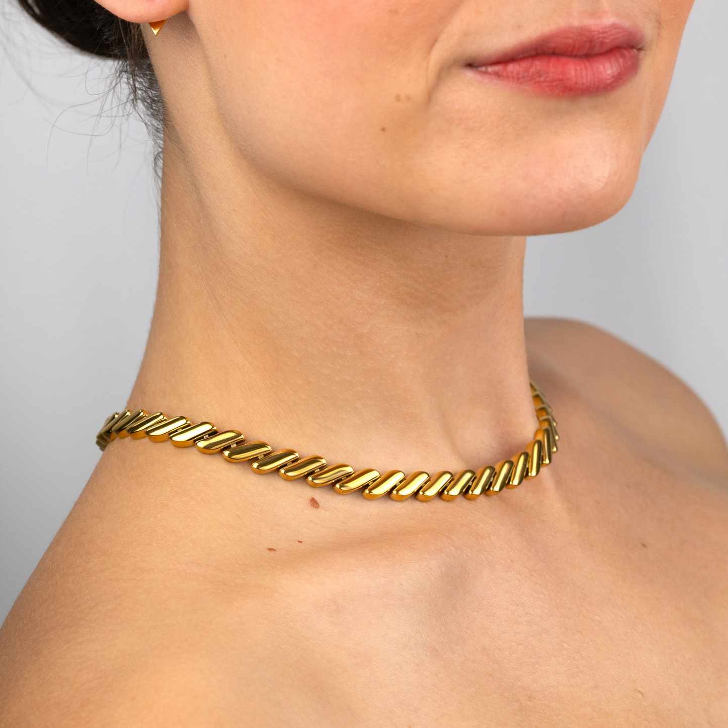 Glow-getter necklace, by Rebeca Sá
