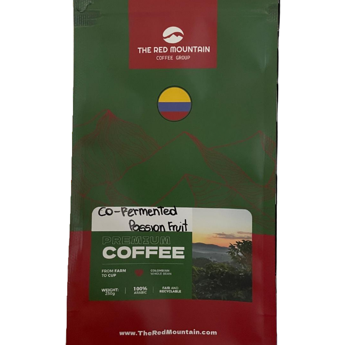 The Red Mountain Co-fermented Passion Fruit — Castillo co-fermented with passion fruit by Edgar Ramírez, Villa Hermosa (Tolima), Colombia — 250 g light roast whole bean - Desapega.nl
